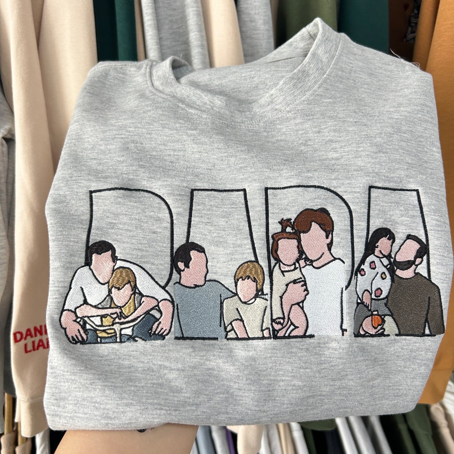 Personalisiertes Papa EST Sweatshirt mit Stickerei – Personalisierter Papa & Opa Hoodie mit Namen der Kinder auf dem Ärmel