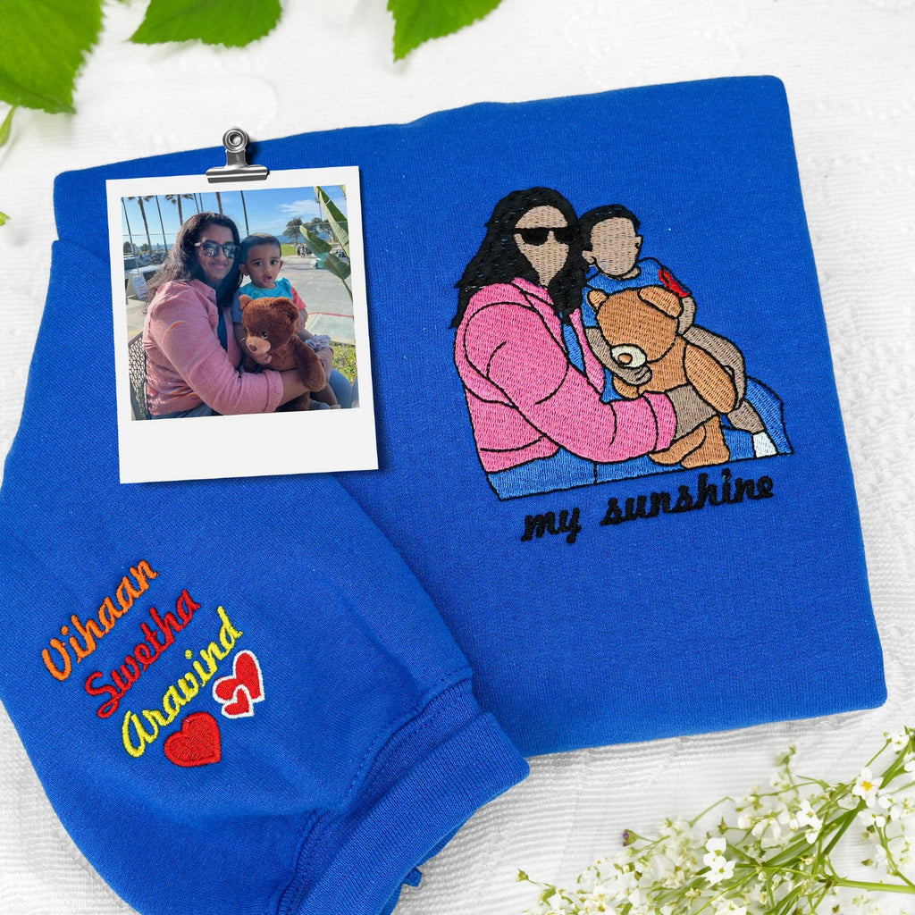 Ihre Lieblingsmenschen, für immer nah – Benutzerdefinierter Mama & Kinder Kapuzenpullover/Sweatshirt – Personalisiertes besticktes Porträt von Mama + Kinder Foto