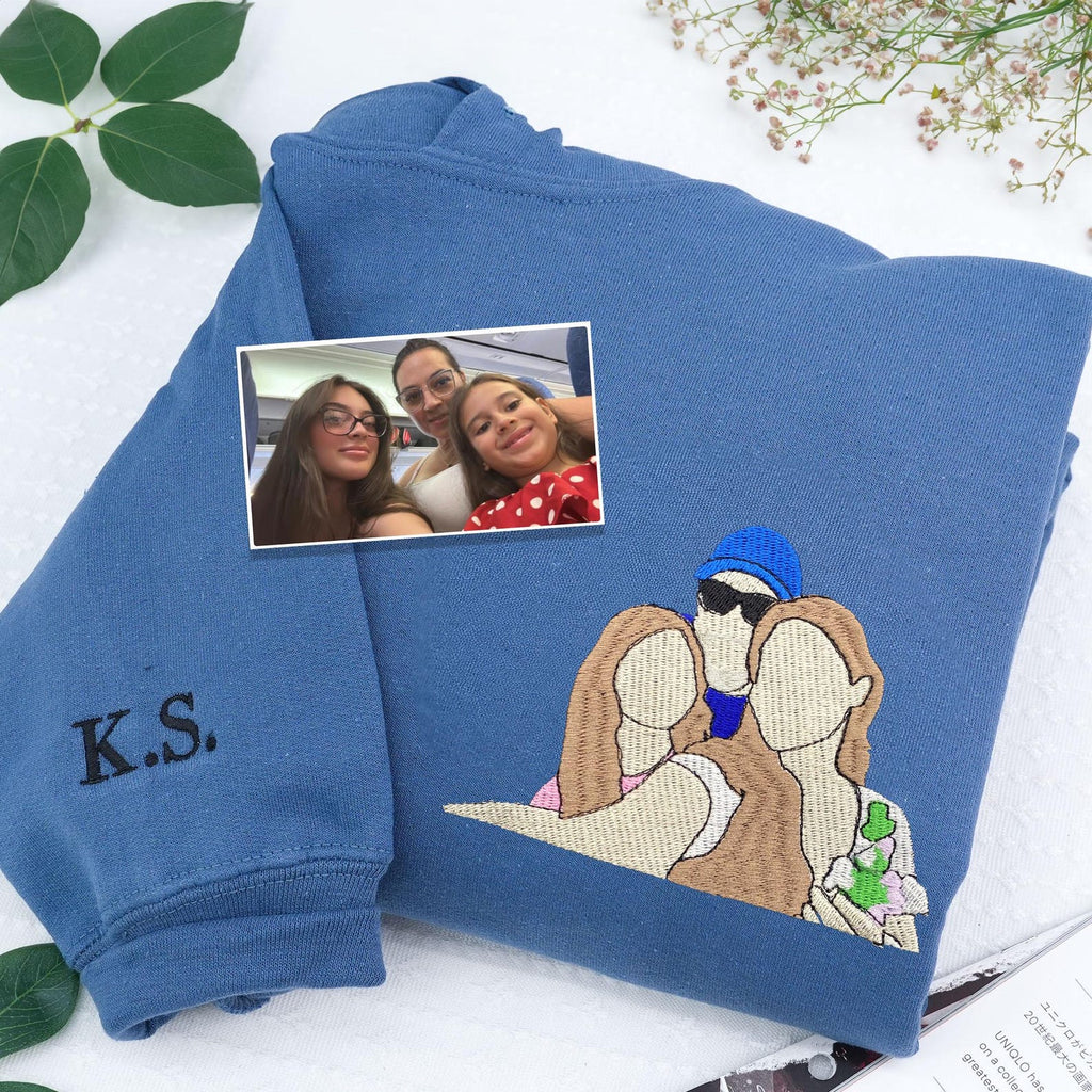 Ihre Lieblingsmenschen, für immer nah – Benutzerdefinierter Mama & Kinder Kapuzenpullover/Sweatshirt – Personalisiertes besticktes Porträt von Mama + Kinder Foto
