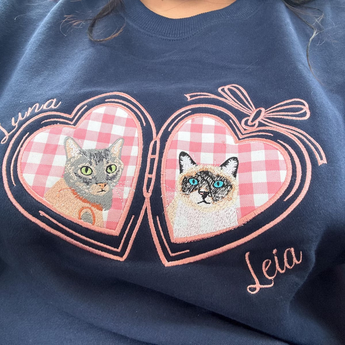Sudadera personalizada con corte de lazo lateral para niños – Nombre y número personalizados, diseño de lazo coqueto