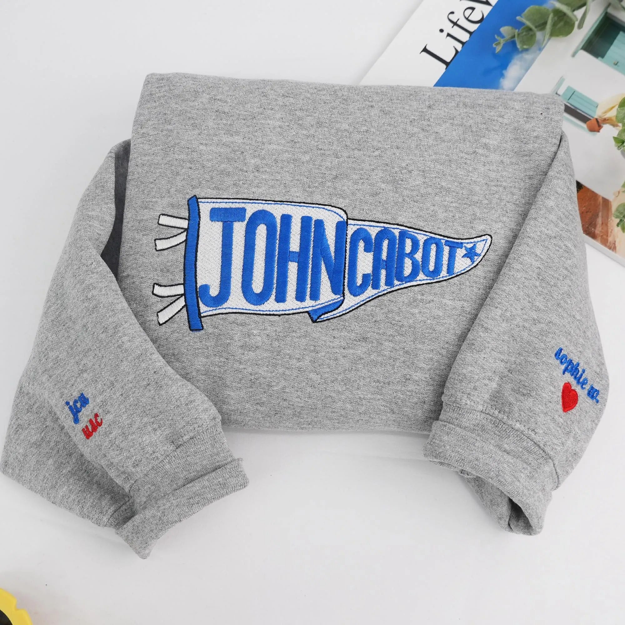 Sudadera personalizada con corte de lazo lateral para niños – Nombre y número personalizados, diseño de lazo coqueto